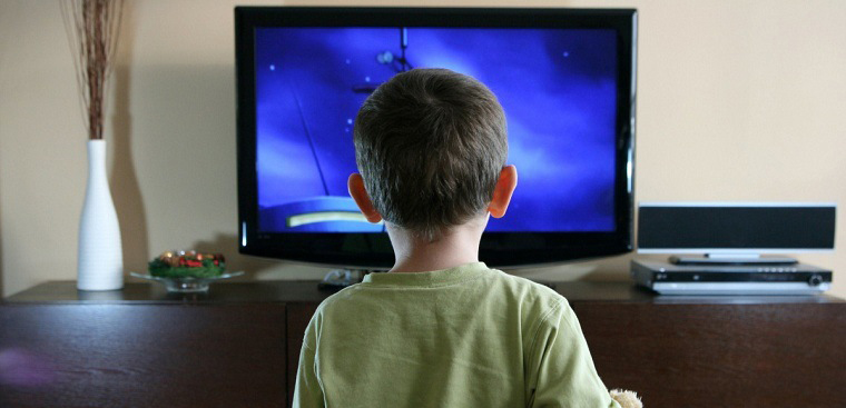 Cách chọn tivi cho nhà có trẻ nhỏ mà cha mẹ cần biết
