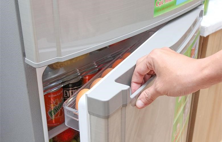 Bạn không nên mở cửa tủ lạnh liên tục vì dễ tiêu tốn nhiều điện năng.