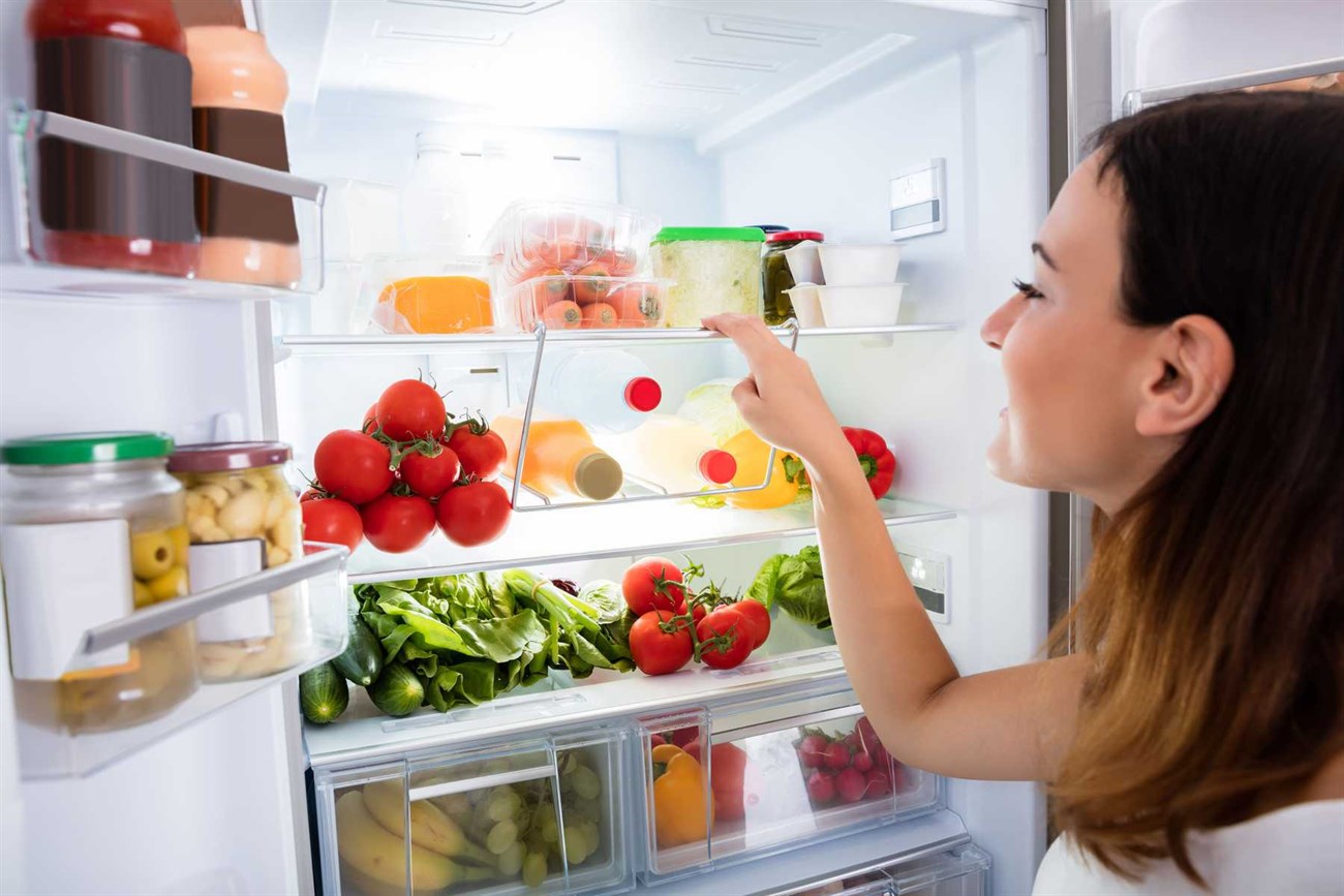 Cắm điện tủ lạnh và cho thực phẩm vào tủ lạnh.