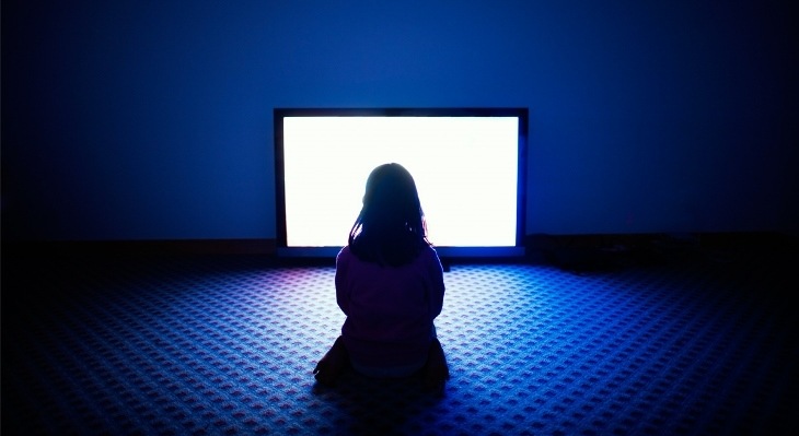 Theo nhiều nghiên cứu đã chỉ ra rằng ánh sáng xanh từ tivi khiến bạn khó đi vào giấc ngủ